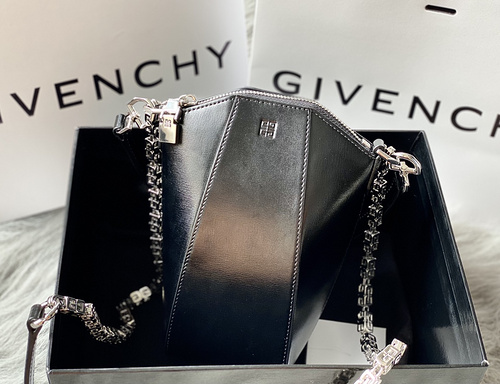 Givenchy-f2f42c21